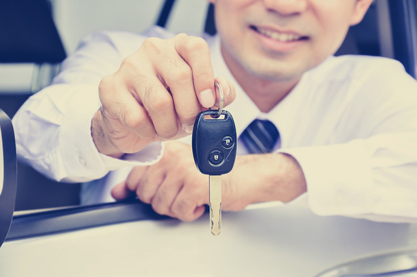 Улыбающийся человек дарит ключи от машины
 - Фото, изображение