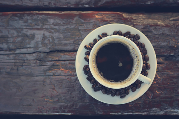 古い木のテーブルの上にカップ、コピー スペース平面図のブラック コーヒー - 写真・画像
