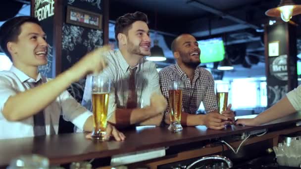 Hombres fans viendo fútbol en la televisión y beber cerveza
 - Metraje, vídeo