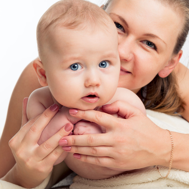 Familie. Frau mit Kind. Porträt einer schönen lächelnden jungen Mutter mit Baby - Foto, Bild