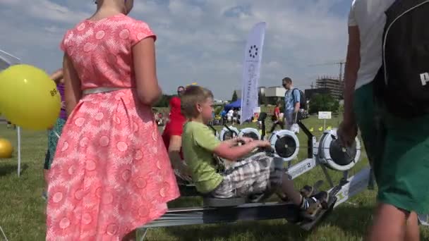 pai com crianças tentar exercitador desportivo construtor de corpo no parque. 4K
 - Filmagem, Vídeo