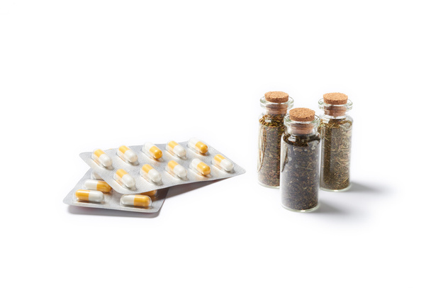 Medicamento natural con pastillas aisladas sobre fondo blanco
 - Foto, Imagen