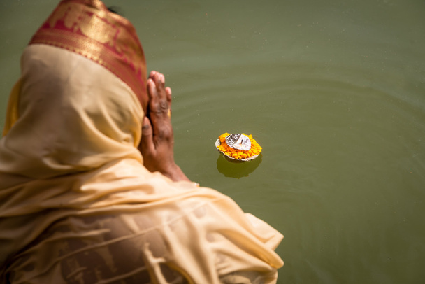 Hindu woman makes and Aarti offering - Фото, зображення