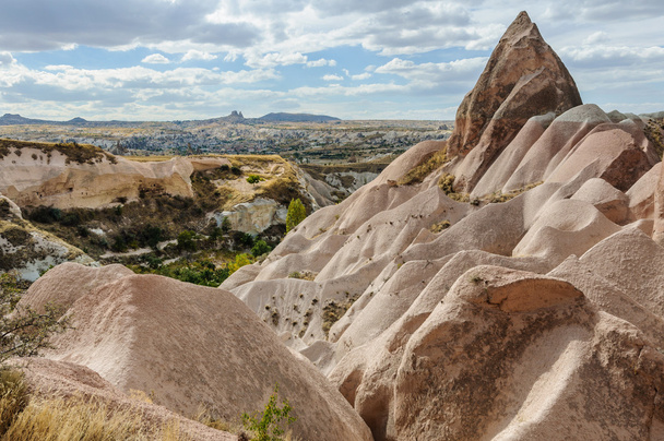 Каппадокийский пейзаж со скалами
 - Фото, изображение
