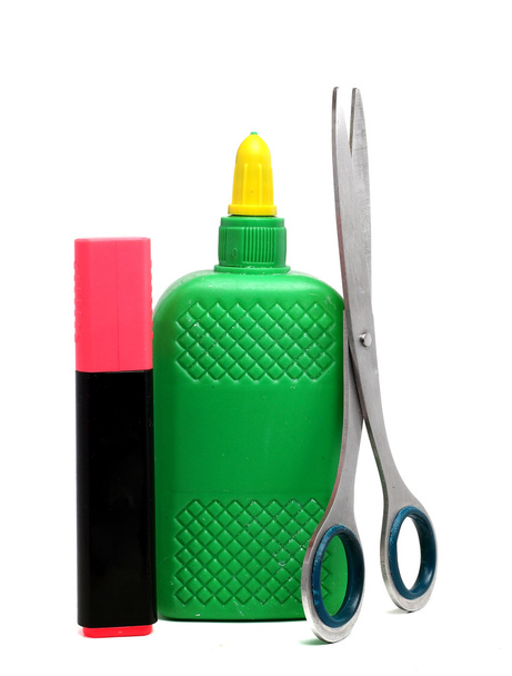 пляшка клею, ножиці та рожевий маркер на білому тлі
 - Фото, зображення