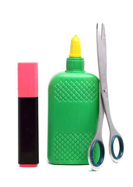 μπουκάλι κόλλα, ψαλίδι και ένα ροζ δείκτη σε λευκό φόντο - Φωτογραφία, εικόνα