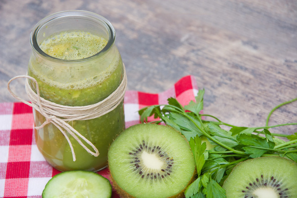Groene smoothie met komkommer, kiwi en appels - Foto, afbeelding