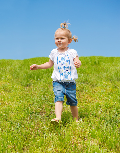 Little girl running - Foto, afbeelding