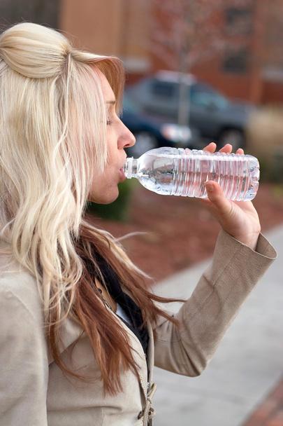 Mujer agua potable
 - Foto, imagen