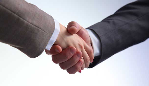 Une poignée de main d'affaires. Deux hommes d'affaires se serrant la main dans le bureau
 - Photo, image