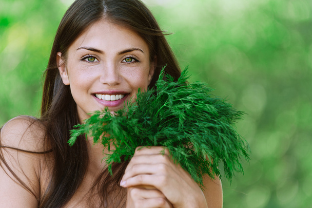 Портрет красивая молодая женщина зеленый укроп
 - Фото, изображение