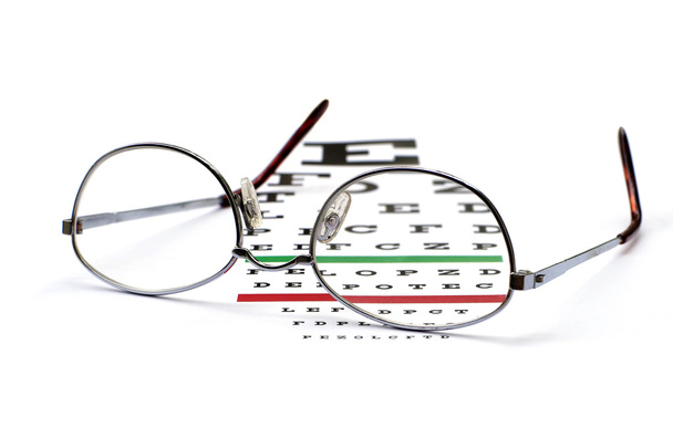 γυαλιά σε snellen eye θέαμα διάγραμμα δοκιμής - Φωτογραφία, εικόνα