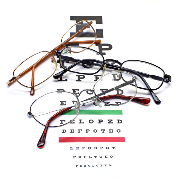 gafas en snellen eye sight chart test
 - Foto, Imagen