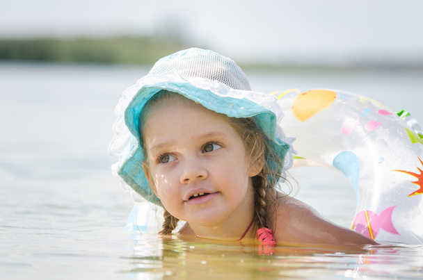 Four-year girl with the Europeans bathed swimming laps in the river - Photo, Image