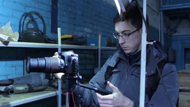 Νεαρό αρσενικό φωτογράφος που κάνει μια φωτογραφία για τα αποθέματα - Πλάνα, βίντεο
