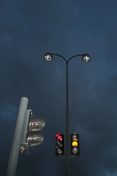 Traffic lights in the night - Φωτογραφία, εικόνα