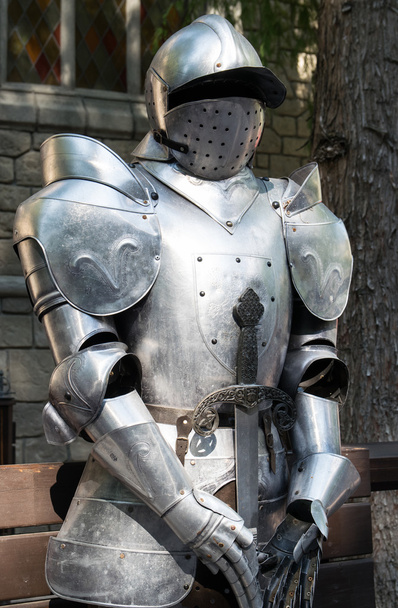 Armure médiévale devant un château
. - Photo, image