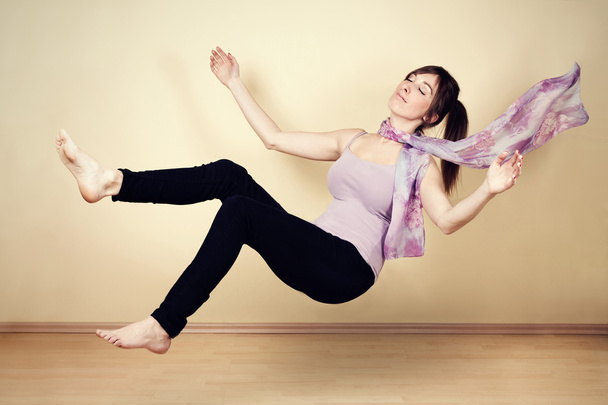 Mujer joven levitando
 - Foto, imagen
