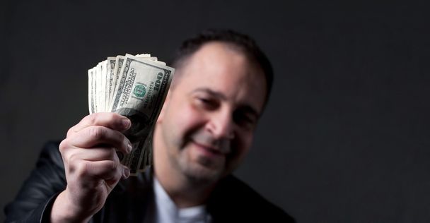 Człowiek z pieniędzmi - Zdjęcie, obraz
