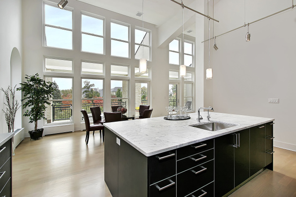 iki hikaye windows ile modern bir mutfak - Fotoğraf, Görsel