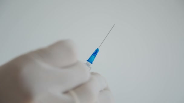Injekciós tűvel Doctor készül injekció - Felvétel, videó