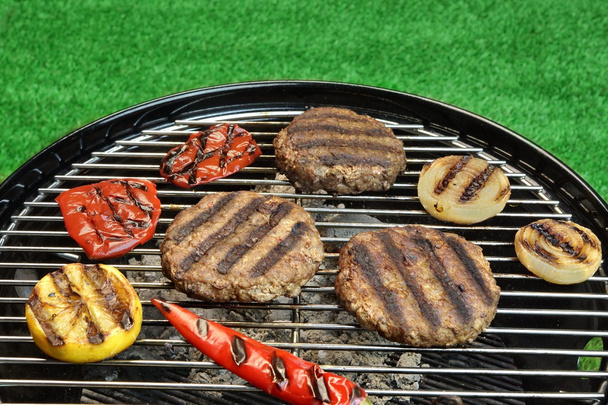 Barbekü hamburger sıcak kömür ızgara - Fotoğraf, Görsel