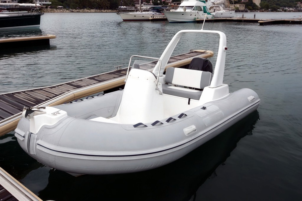 Witte opblaasbare rubberen Motor speedboot op de ligplaats - Foto, afbeelding