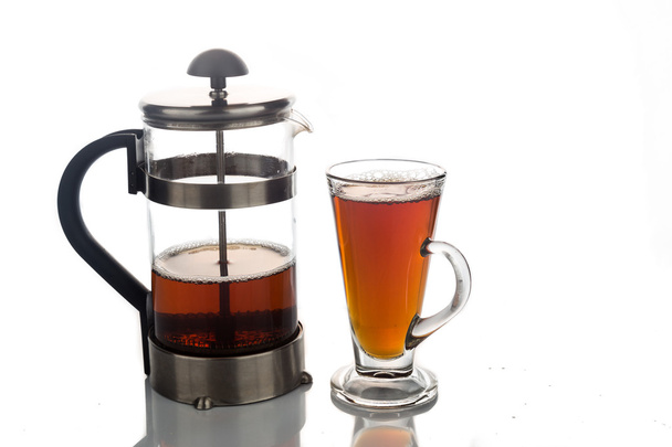 Свіжозварений гарячий чай у прозорому склі з портативним фільтром
 - Фото, зображення