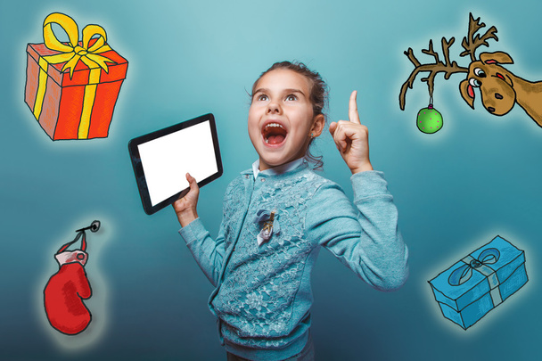 Kerstmis meisje tiener Houd uw Tablet PC idee duimen opgetild sketch herten geschenken mitten Nieuwjaar - Foto, afbeelding