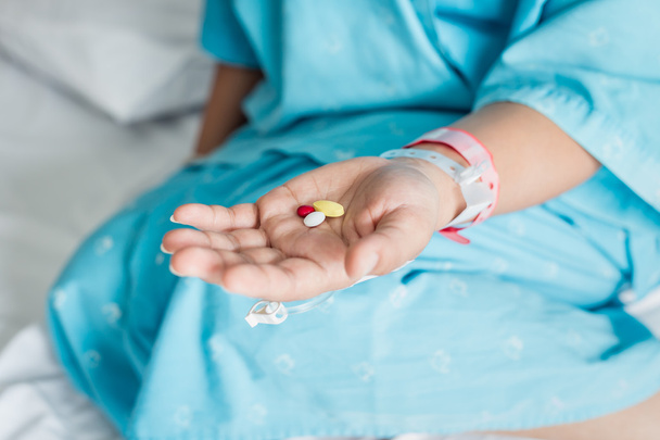 Hand holding medicine in hospital room - Fotografie, Obrázek