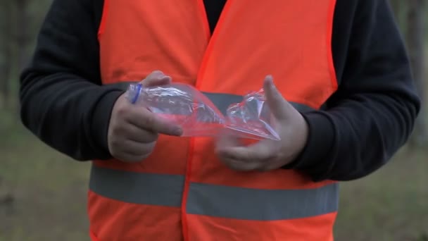 Férfi tömöríti a műanyag palack - Felvétel, videó