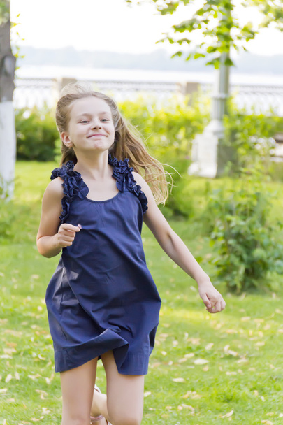 Girl is running in blue dress - Foto, afbeelding