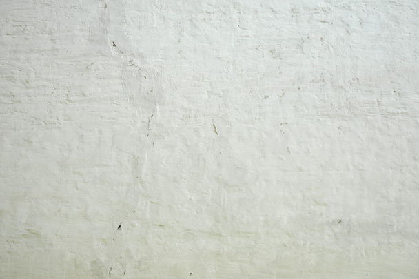 Witgekalkte oude bakstenen muur ongelijke hobbelige ruwe rustieke achtergrond - Foto, afbeelding