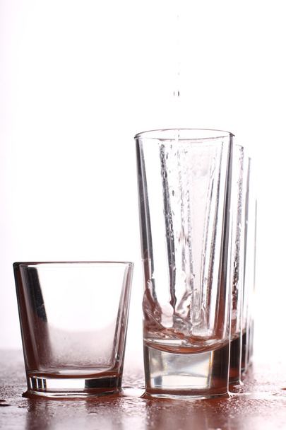 Szemüveg és alkoholos ital - Fotó, kép