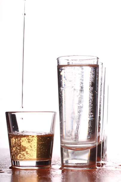 Vasos y bebidas alcohólicas
 - Foto, Imagen