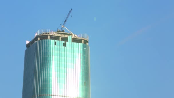Новый высотный бизнес-центр на фоне голубого неба. абстрактная стеклянная сторона здания
 - Кадры, видео