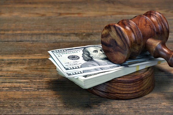 Судьи молоток, саундборд и пачка денег на столе
 - Фото, изображение