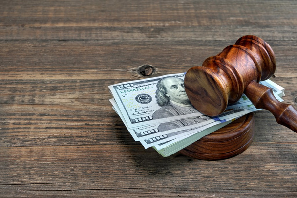 Juízes ou leiloeiro Gavel e dinheiro na mesa de madeira
 - Foto, Imagem