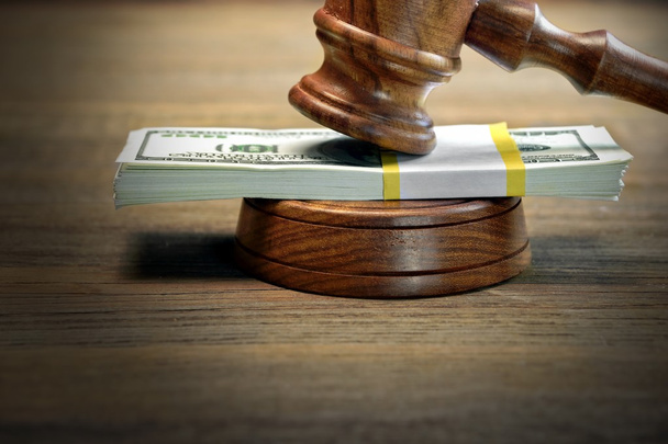 Δικαστές ή δημοπράτη σφυρί και τα χρήματα στο τραπέζι ξύλινο - Φωτογραφία, εικόνα
