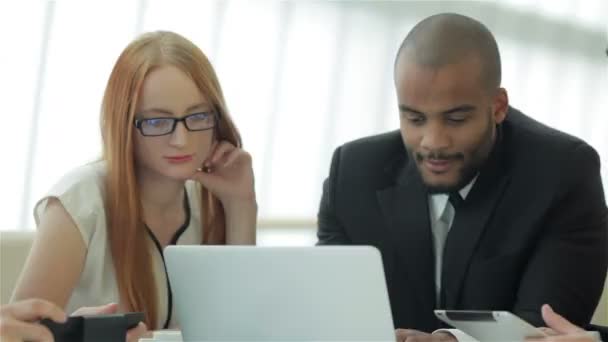 Kaksi liikemiestä keskustelee asiakirjoista kollegoidensa kanssa
 - Materiaali, video
