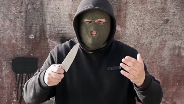 Agresszív férfi kést harc felhívás - Felvétel, videó
