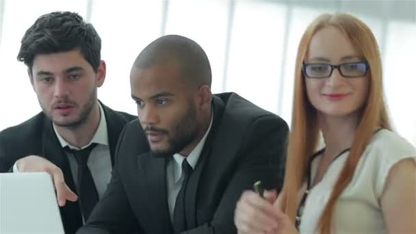 Три успешных бизнесмена в офисе сосредоточены на работе
 - Кадры, видео
