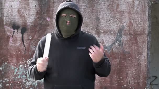 Agresszív ember késsel épület közelében - Felvétel, videó