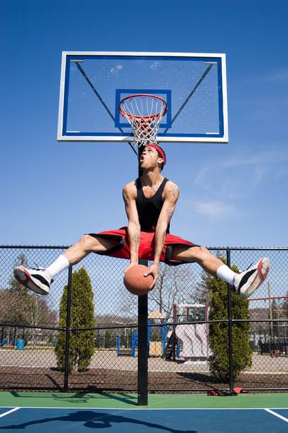 Mann spielt Basketball - Foto, Bild