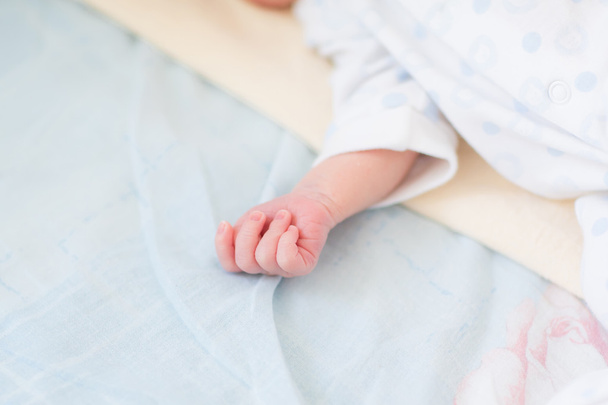 Newborn baby's hand - Fotó, kép