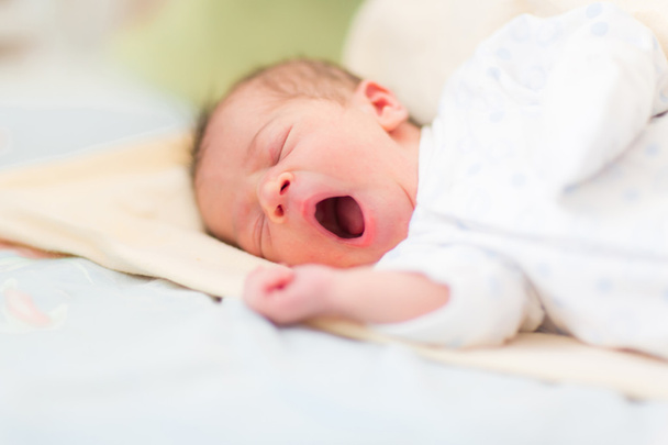 Neugeborenes schlafend, 3 Tage alt - Foto, Bild
