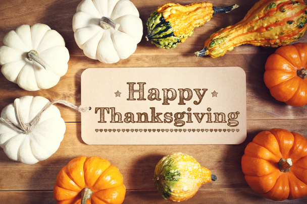 Happy Thanksgiving bericht met kleurrijke pompoenen - Foto, afbeelding