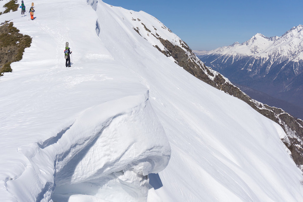 Snowboarders caminhando subida para freeride
 - Foto, Imagem