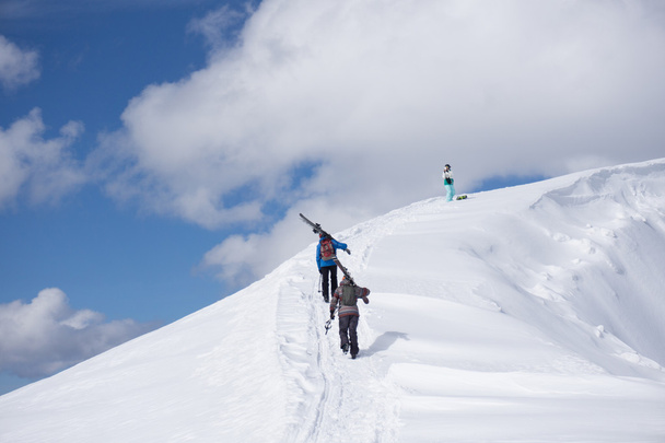 Kayakçı yokuş yukarı freeride için yürüyüş - Fotoğraf, Görsel