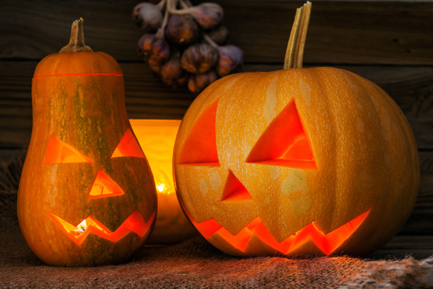 Halloween abóbora cabeça jack lanterna e folhas de outono
 - Foto, Imagem
